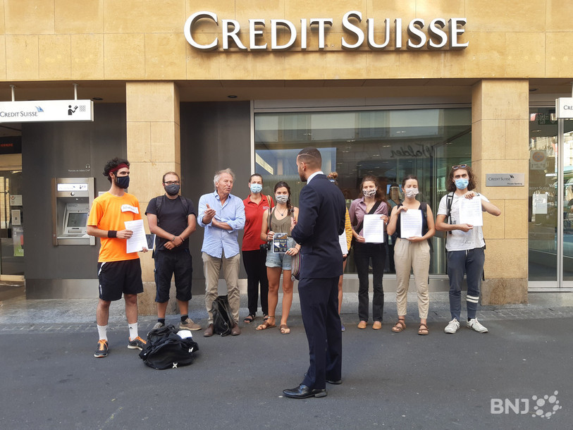 Les membres de la coalition RogerWakeUp devant la succursale de Crédit Suisse à Neuchâtel.