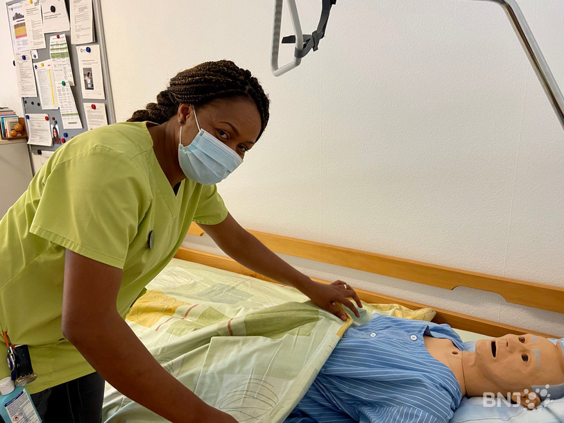 Une partie de la pratique de Nathalie Musau est réalisée sur un mannequin.