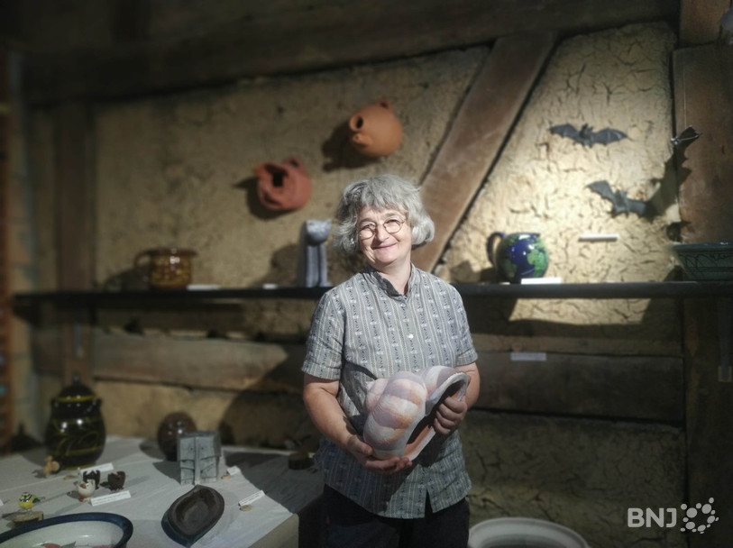La potière Felicitas Holzgang présente ses dernières créations, teintées d'humour.