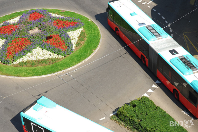 Des bus des Tpb à la Place du Général Guisan à Bienne. (Photo: archives)