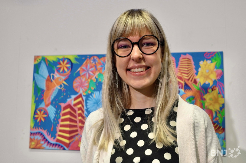 Stéphanie Panier devant son œuvre « Fantôme au Jardin ».