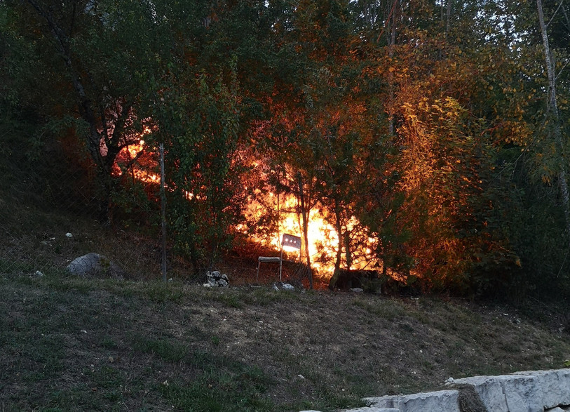Le feu a pris dans un talus pentus du Cras-Mouche. (Photo : police cantonale jurassienne)