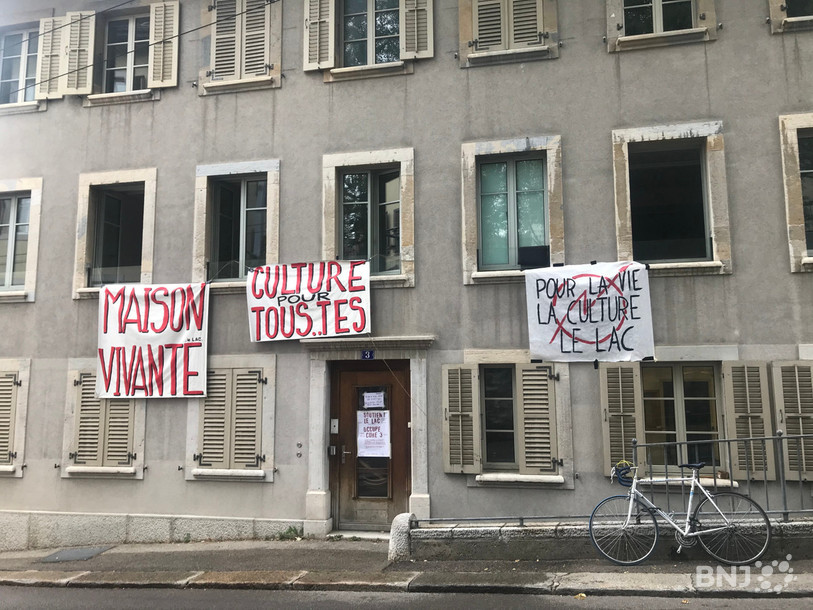 Le collectif L.A.C occupe le bâtiment de la rue de la Cure 3 à La Chaux-de-Fonds.