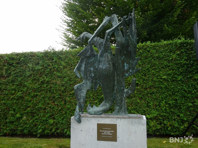 La statue, signée André Ramseyer, s'appelle « l’oiseau déchiré » et se trouve désormais à l'entrée du cimetière de Tramelan.