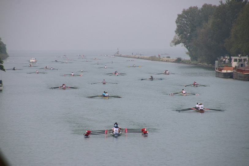 La Bilac : un défilé de bateaux d'aviron dans la Thielle.