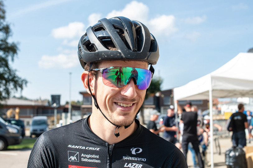 Loris Hintzy tout content de fêter son 1er succès sur le Trophée jurassien. (Photo: Emilien Lanz)