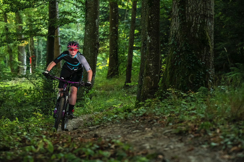 La jeune Théa Brebel a été l'une des deux féminines à enfourcher le vélo dimanche matin au Noirmont. (Photo: Emilien Lanz)