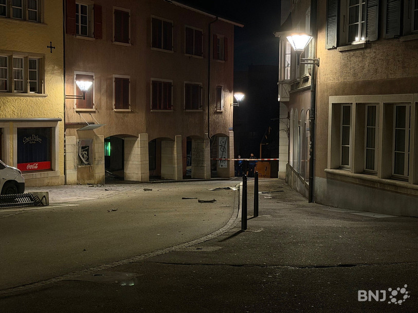 Le bancomat a été détruit par l'explosion.