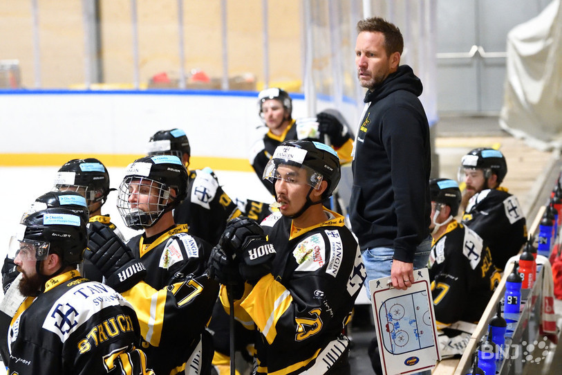 Steve Pochon et sa troupe n'ont rien pu faire sur la glace du co-leader (photo : archives/Georges Henz).