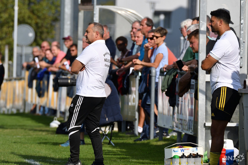Philippe Djakoni et Thierry Payet, les entraîneurs du FC Ajoie-Monterri (photo : Georges Henz).