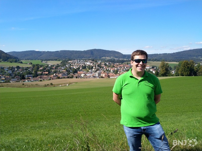 David Niederhauser, notre guide tavannois, sur le domaine agricole familial sur les hauteurs de Tavannes.
