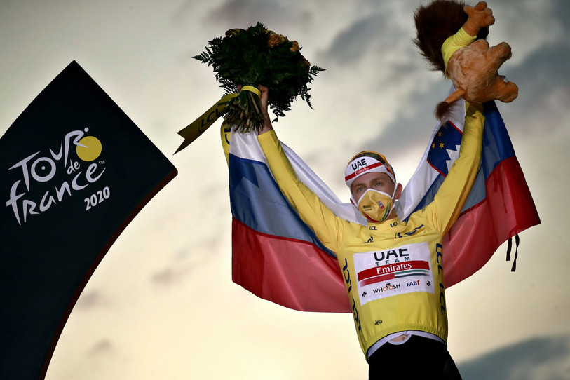 Le cycliste slovène Tadej Pogacar a célébré sa victoire au Tour de France sur les Champs-Elysées ce dimanche. (Photo : EPA/Christophe Petit-Tesson).