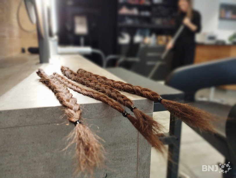 Les cheveux donnés par Coralie Varé seront prochainement envoyé à des salons en Valais qui se chargeront de la suite des démarches.