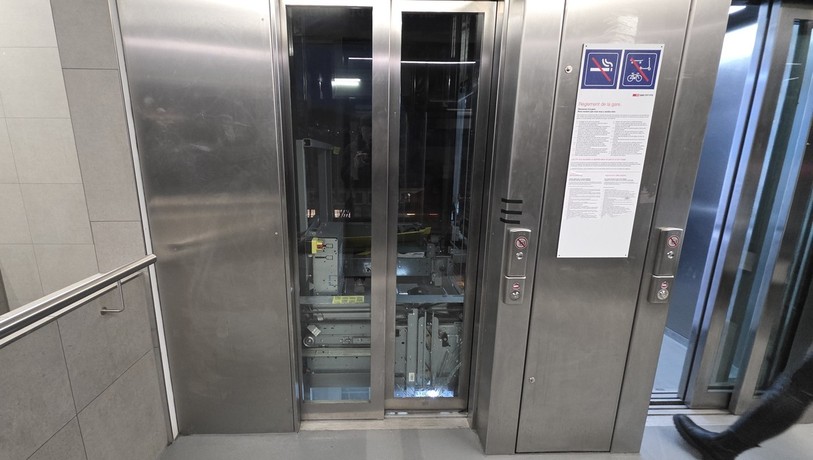 L'un des deux ascenseurs de la gare de La Chaux-de-Fonds est à l'arrêt depuis plusieurs semaines.