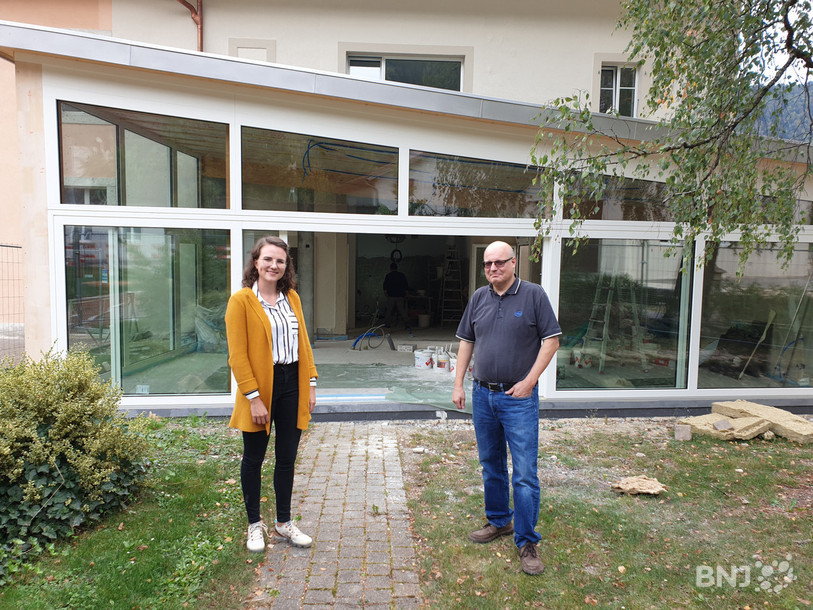 Le café portera le nom «  l’Annexe  » car il se trouvera dans une véranda, annexée au bâtiment de l'école à journée continue (Laura Risse à gauche et Gérard Py à droite).