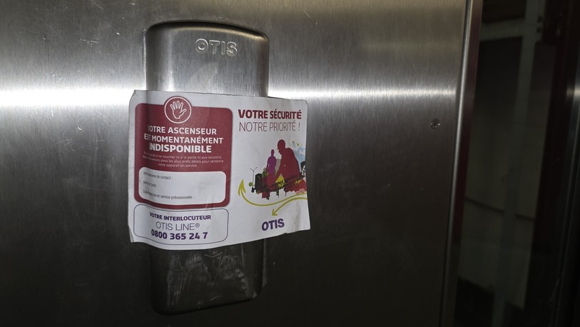 Voilà ce que l'on trouve sur le bouton d'appel en bas de l'ascenseur endommagé.