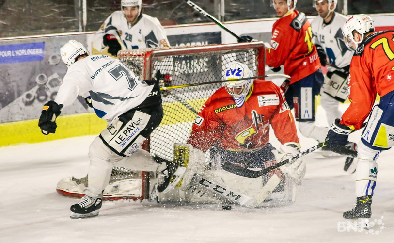 Les Zougois ont disputé le match avec les maillots du HC Franches-Montagnes car ils ont oublié leur deuxième jeu de maillot (photo : Mauricette Schnider).