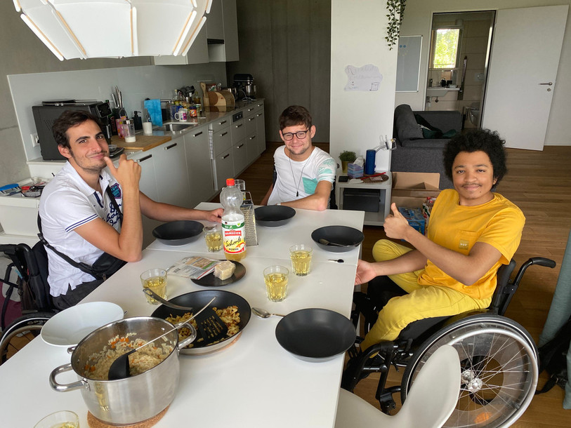 Antoine Barizzi (au centre) avec deux de ses nouveaux colocataires. (photo : Fondation suisse pour paraplégiques)
