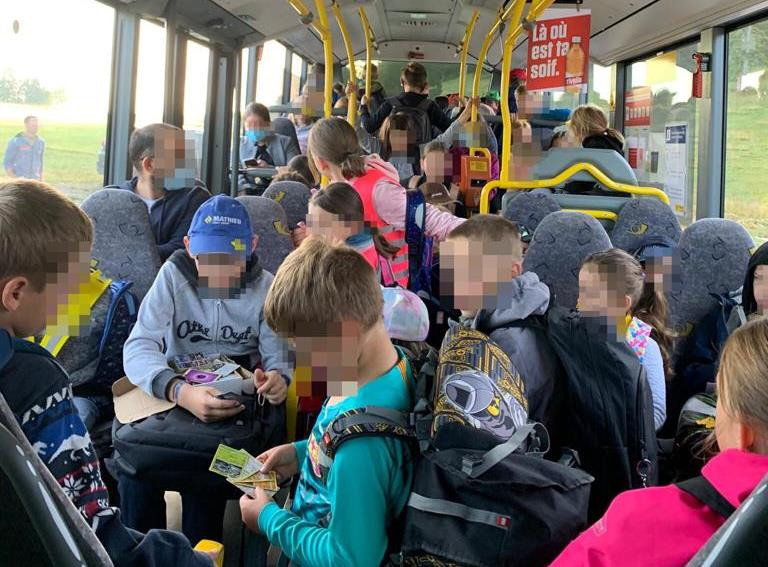 Selon les pétitionnaires, les enfants sont entassés dans les cars qui roulent à 80km/h. (Photo: SP).