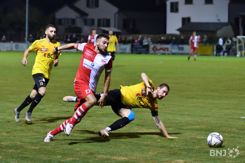 Le FC Bassecourt a été débordé par Soleure mercredi soir à l'image du capitaine Nolan Erard pris de vitesse par Emmanuel Mast (photo : Georges Henz).