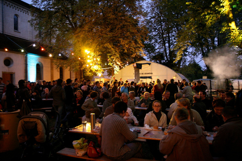 Scène de convivialité l'an dernier sur l'esplanade de la Collégiale. La pluie, le froid et le coronavirus changent la donne cet automne. 