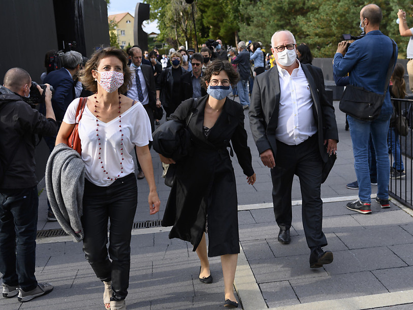 Les avocats des militants pour le climat avant le procès en appel à Renens. Ces militants faisaient l'objet d'une plainte à la suite d'une partie de tennis dans un succursale de Crédit Suisse. KEYSTONE/LAURENT GILLIERON