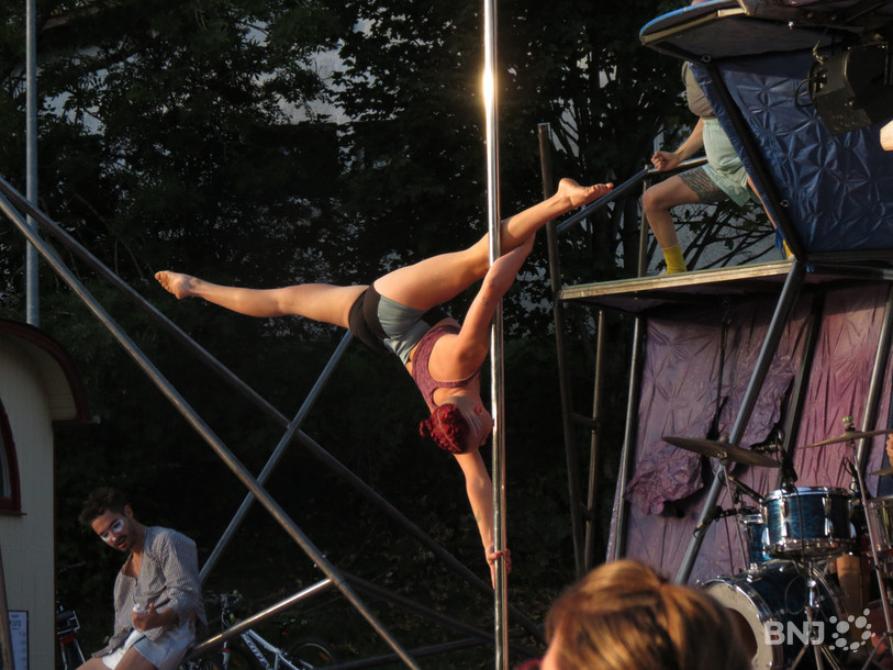 Le cirque donne l'occasion à de jeunes comédiens de participer à une expérience humaine et artistique.