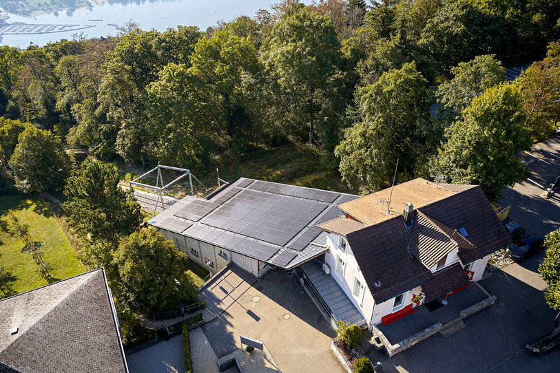 La station du haut du funiculaire Bienne-Macolin a été équipée de panneaux solaires. (Photo: TPB)