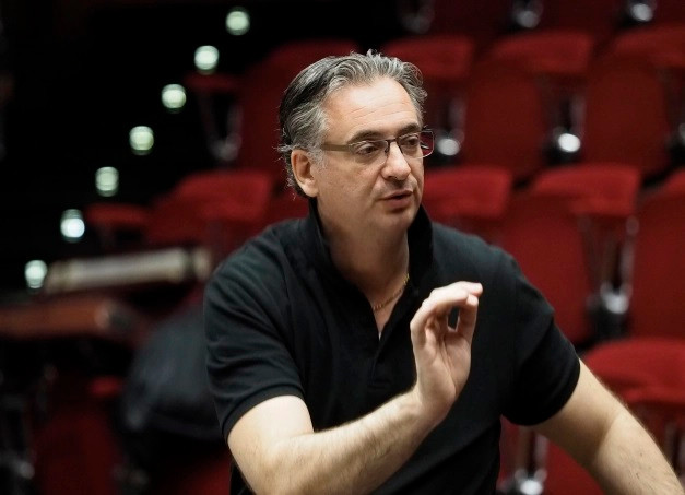 Yannis Pouspourikas a officié dans de nombreuses structures, en Suisse et ailleurs en Europe. (Photo : site officiel Yannis Pouspourikas)