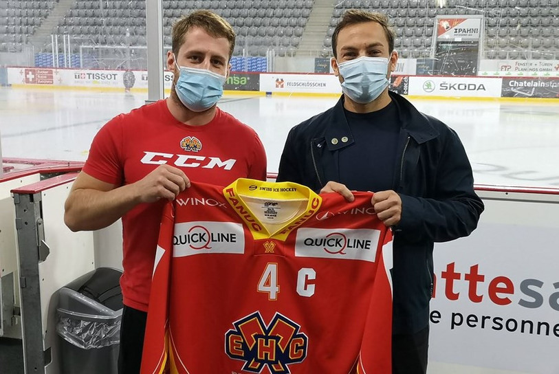Passage de témoin entre Mathieu Tschantré (à droite) et Kevin Fey (photo : HC Bienne).