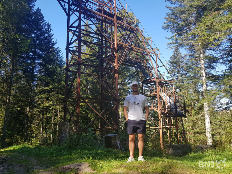 Adam Hasani devant le tremplin de saut à ski de la Combe-Girard.