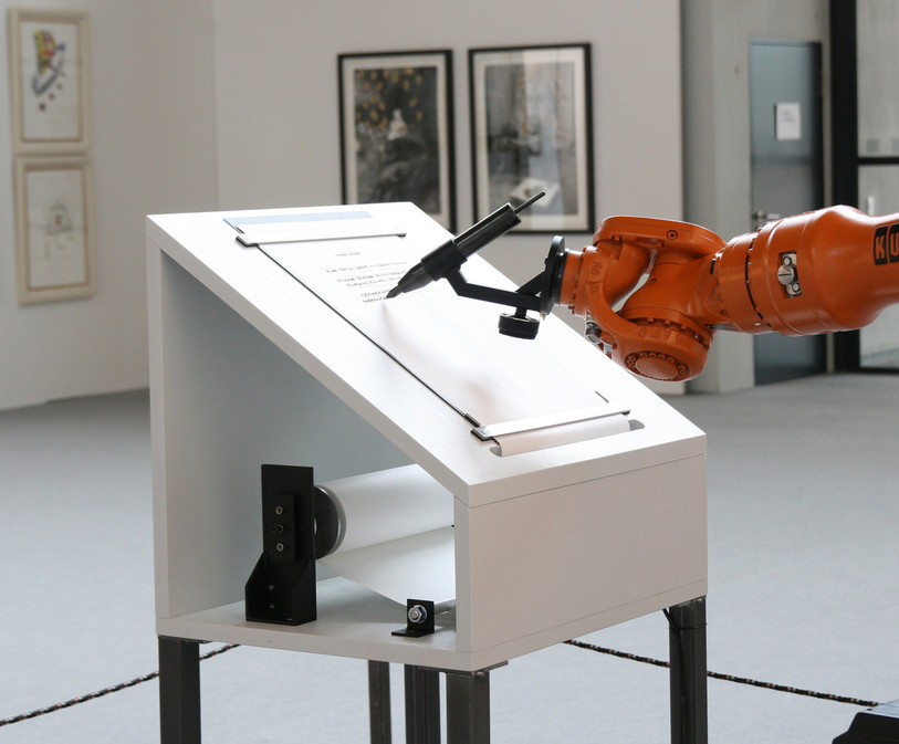 Ce robot, présenté au NMB, écrit des manifestes à la main. (Photo: NMB)