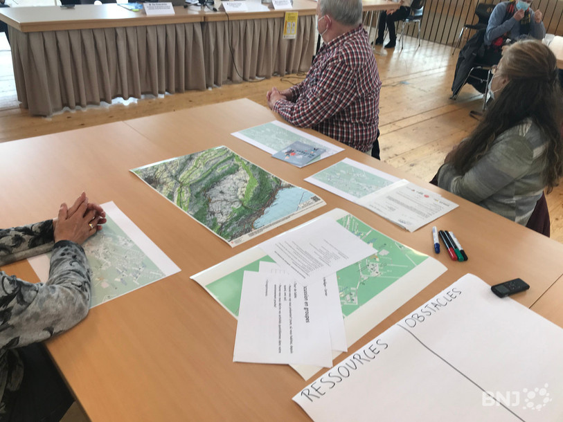 Les ainés de trois communes neuchâteloises ont été sollicités dans le cadre du projet ReliÂges. Une dernière rencontre a eu lieu ce vendredi à Cernier pour entendre les desiderata des seniors. 