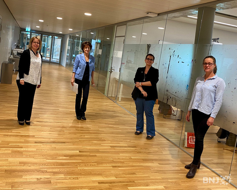 De gauche à droite : Nathalie Bourquenez, intervenante au Centre de consultation LAVI et membre du Groupe coordination violence, Angela Fleury, déléguée à l’égalité entre femmes et hommes du canton du Jura et présidente du Groupe coordination violence, Marie-Jane Intenza, adjointe au commandant de la Police cantonale et membre du Groupe coordination violence, Laurane Froidevaux, collaboratrice au Bureau de l’égalité du canton du Jura.