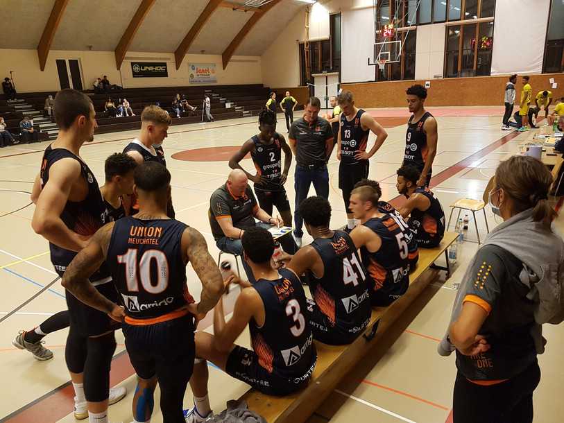 Malgré le manque de spectateurs dû à la situation sanitaire actuelle, l'entraîneur Daniel Goethals a su trouver les mots pour motiver ses troupes vendredi soir. (photo : Union Neuchâtel)