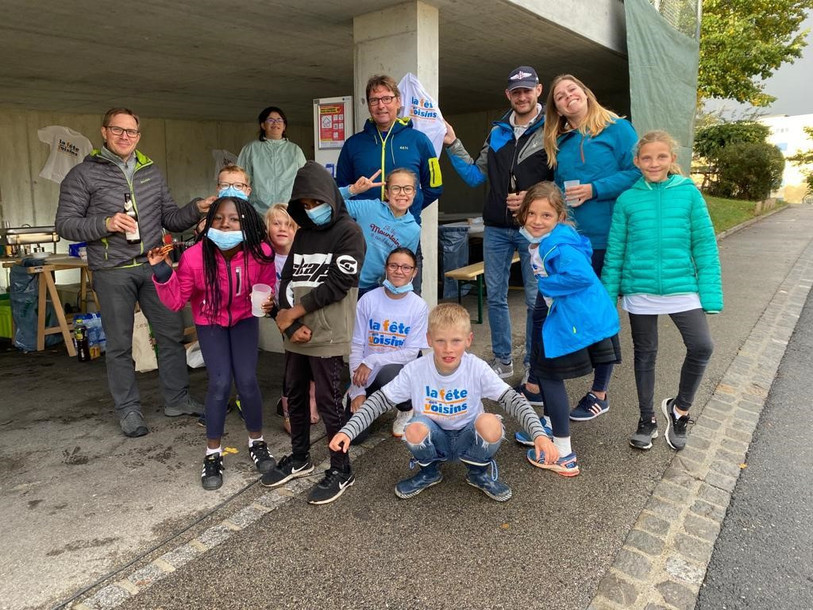 Malgré une météo peu collaborative, les voisins étaient à la fête vendredi à Neuchâtel. (Photo : Ville de Neuchâtel)