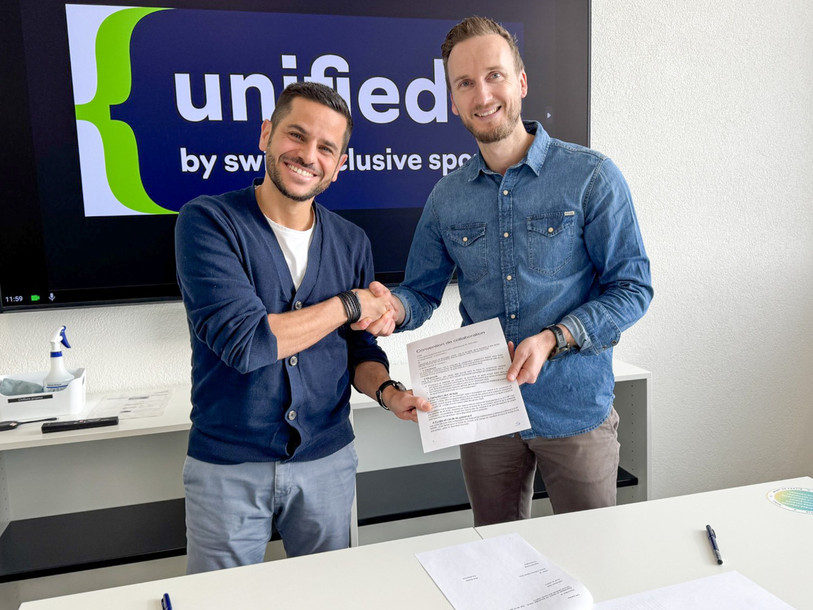 Sébastien Rytz (à gauche), chef du Service cantonal des sports, et Gabriel Currat, co-directeur de Swiss Inclusive Sport, se réjouissent de la poursuite du programme UNIFIED. (Photo : Chancellerie d’État)