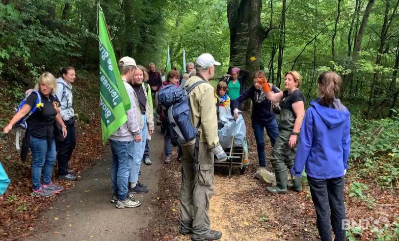 Les Verts jurassiens sont partis chasser les déchets sauvages au bord de la Birse entre Delémont et Soyhières. Un moyen de faire campagne tout en respectant les mesures sanitaires.