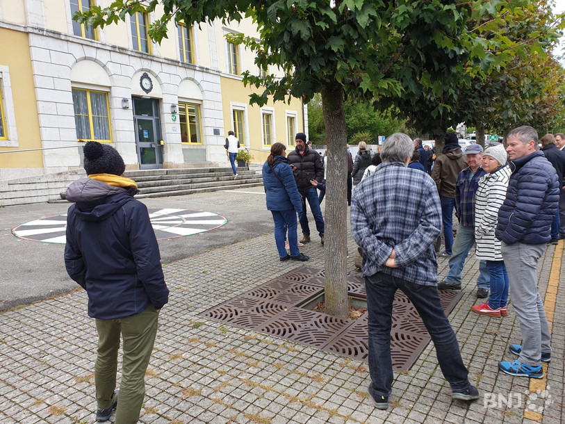 Les habitants de Sonvilier (ici en attente des résultats) ont refusé le parc éolien des Quatre Bornes.