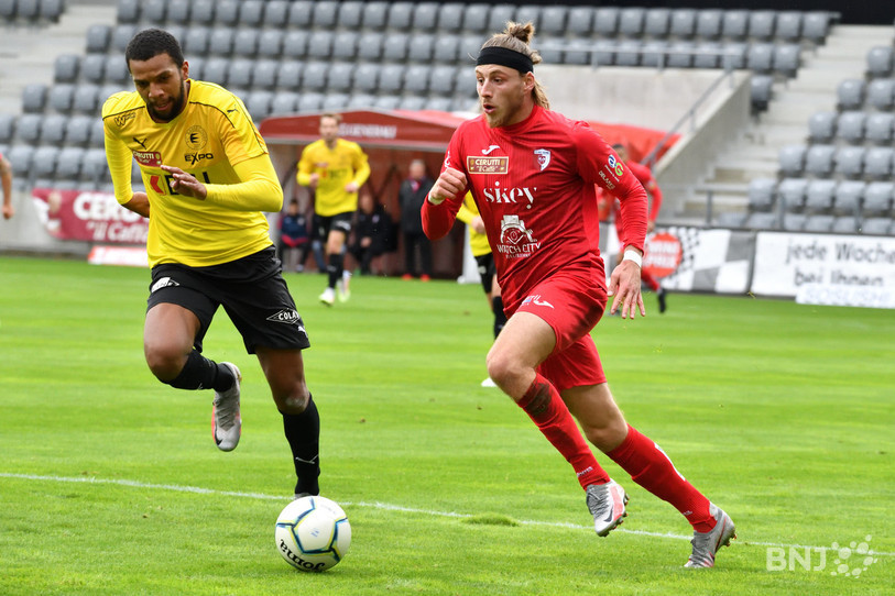 Brian Beyer et le FC Bienne n'ont pas pu semer le FC Bassecourt de Thomas Domingos (photo : Georges Henz).