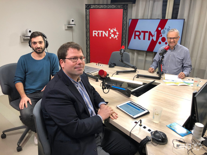Raphaël Girardin accueillait dans La Matinale le PLR Grégory Huguelet-Meystre (au centre) et le PS Thierry Rothen (à droite).