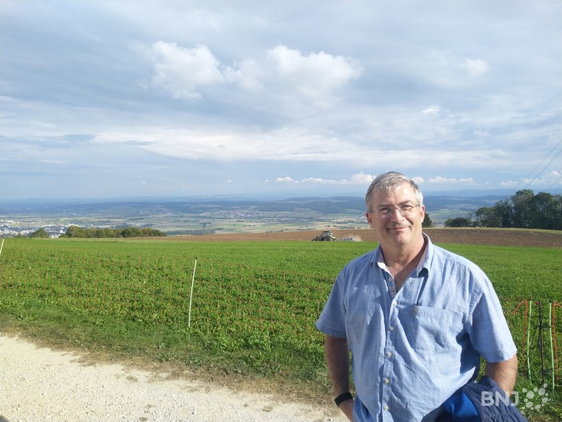 Michel Clémençon, notre guide à Romont, devant la dernière exploitation agricole du village et devant la vue que l'on observe depuis le sud du village.