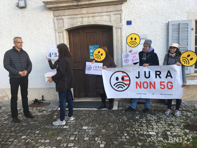 La pétition contre la 5G a été transmise ce lundi matin à Nicolas Guenin (à gauche sur la photo), responsable des droits politiques à la Chancellerie d’Etat. 