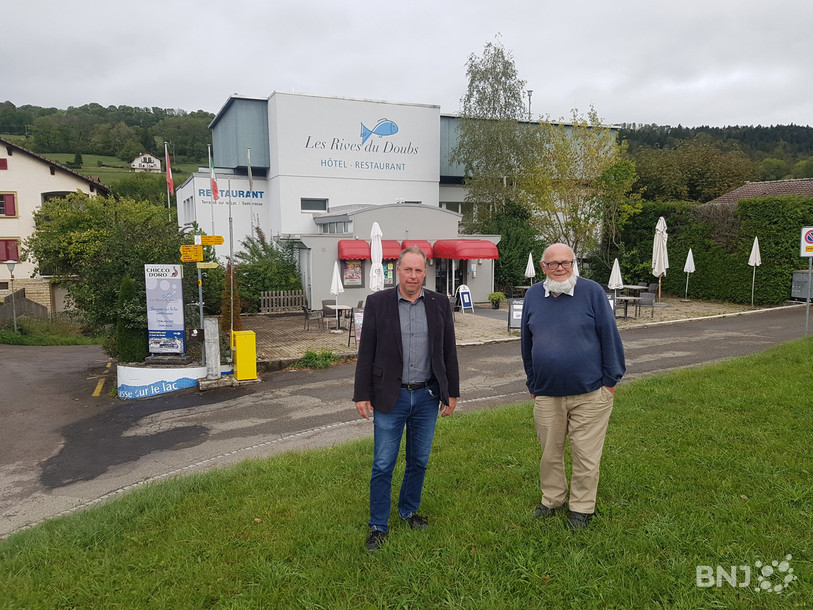 José Decrauzat, président du Conseil communal des Brenets, et Claude Borel devant le restaurant au port des Brenets