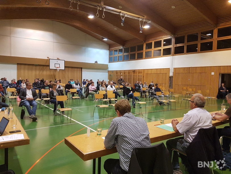 Une soixantaine de parents se sont réunis lundi soir devant des représentants du cercle scolaire de Haute-Ajoie, des autorités et de Car Postal.