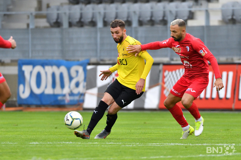 Amine Hakkar (à gauche) s'est encore illustré ce dimanche sous le maillot du FC Bassecourt. (Photo: archives)