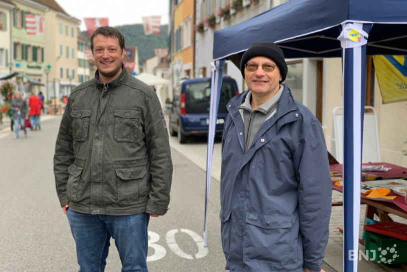 Sébastien Wüthrich et Silvio Mittempergher, candidats du PEV au Parlement jurassien, sont allés à la rencontre des Jurassiens au marché de Delémont.