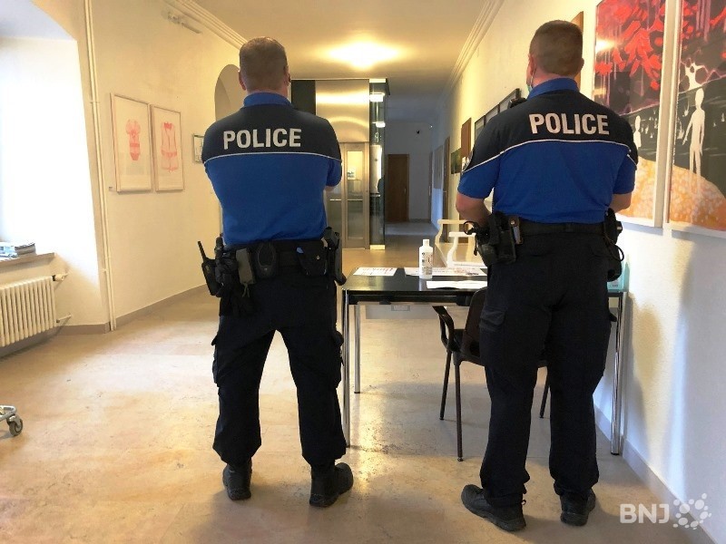 La police cantonale assure la sécurité des élus jurassiens lors des séances du Parlement. Elle continuera à le faire.