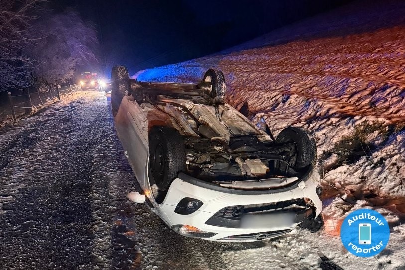 Une voiture s'est notamment retrouvée sur le toit jeudi matin à cause des conditions météorologiques.