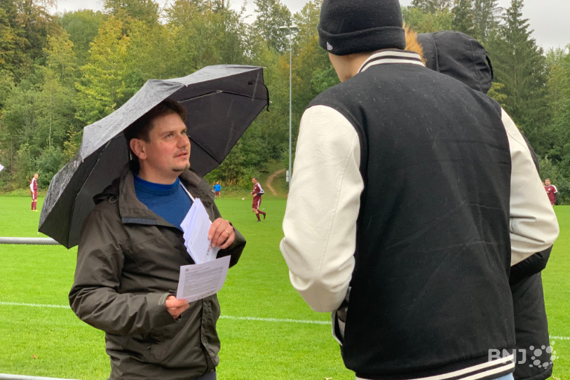 Julien Negri, candidat CS-POP au Parlement jurassien, a notamment battu la campagne au bord du terrain de football de son enfance à Lajoux.